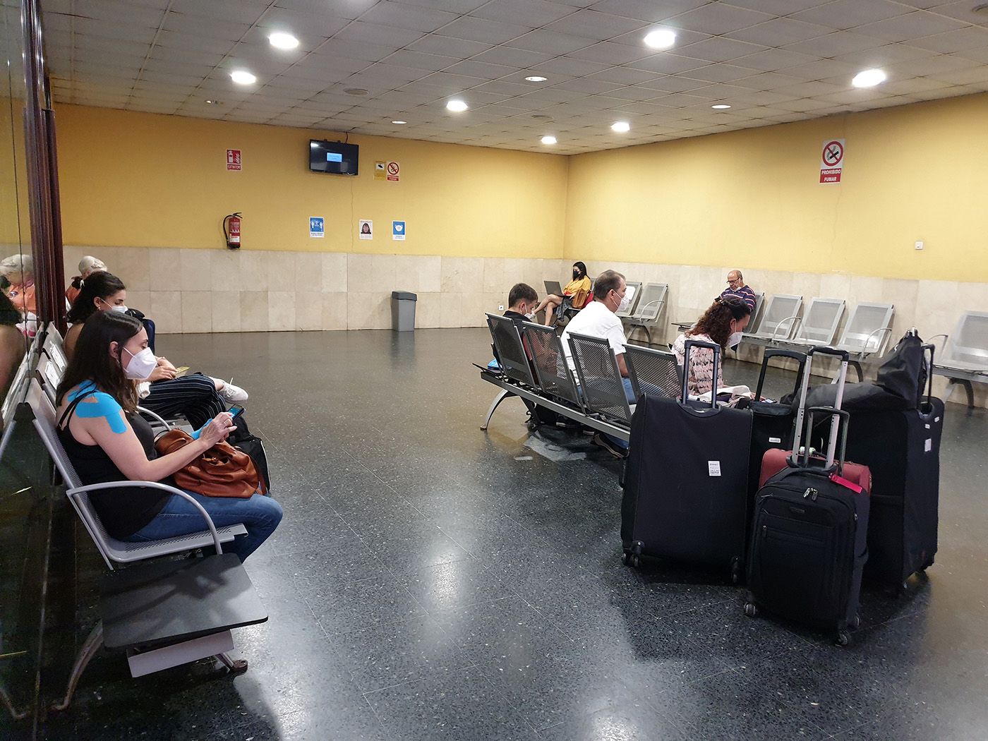 Interior de la estación de buses de la avenida de Madrid, con viajeros y locales cerrados.  Marta G. Brea (14).jpg