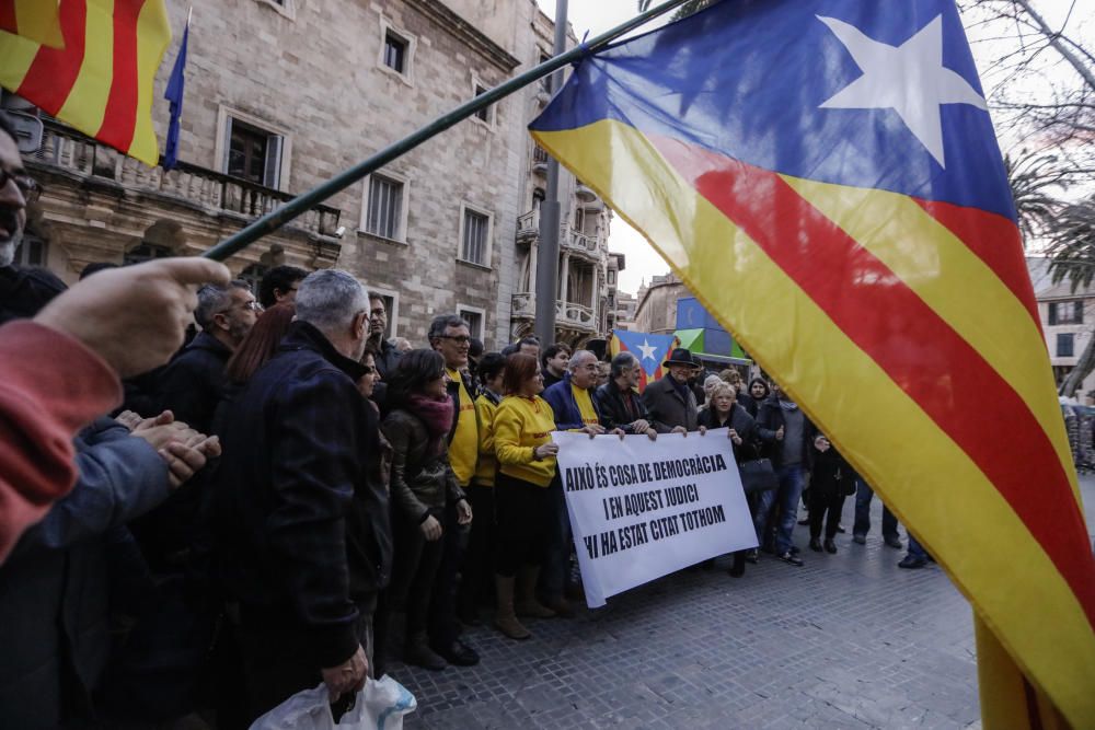 Manifestación independentista frente al TSJB