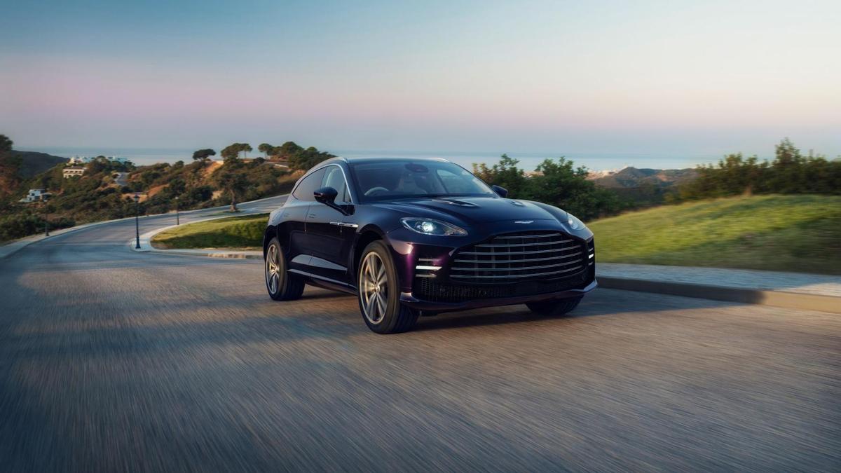 727 CV, 310 km/h y más lujo para su gama SUV