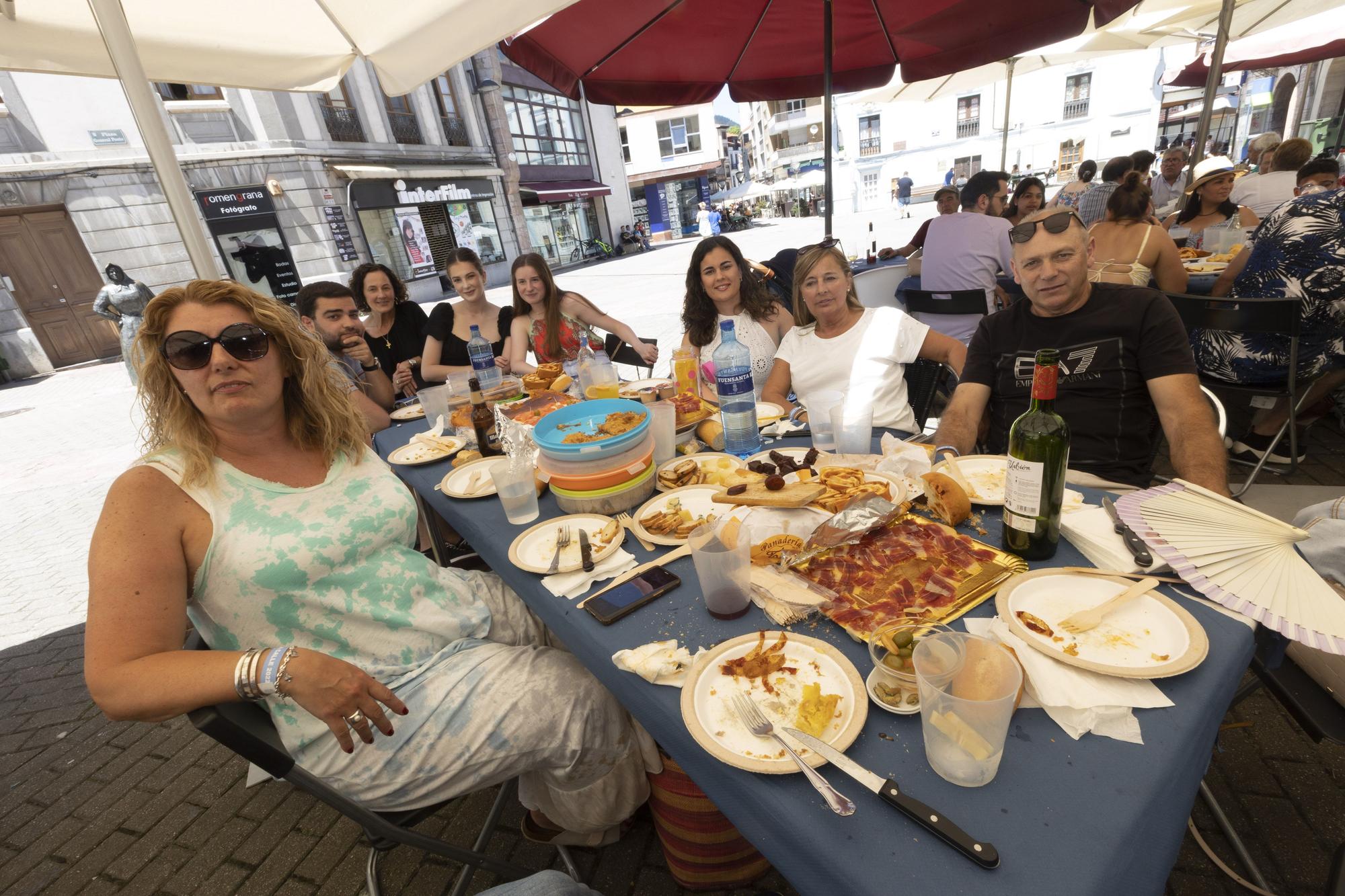 Grado hasta la bandera: lleno total en la comida en la calle de la villa moscona, más multitudinaria que nunca