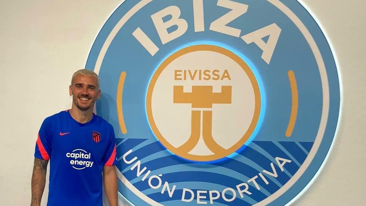 Griezmann posa junto al escudo de la UD Ibiza