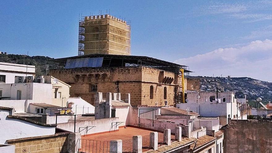 Las almenas coronan ahora la torre-campanario.