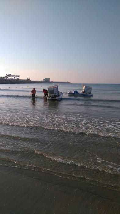 Limpieza de fondos de la playa de Los Náufragos