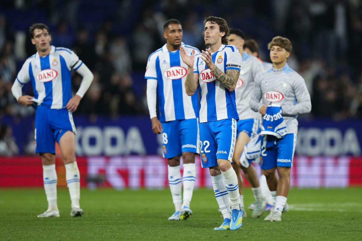 Los jugadores del Espanyol tras el partido de LaLiga de fútbol que RCD Espanyol y Real Madrid han disputado este domingo en el RCDE Stadium, en Barcelona