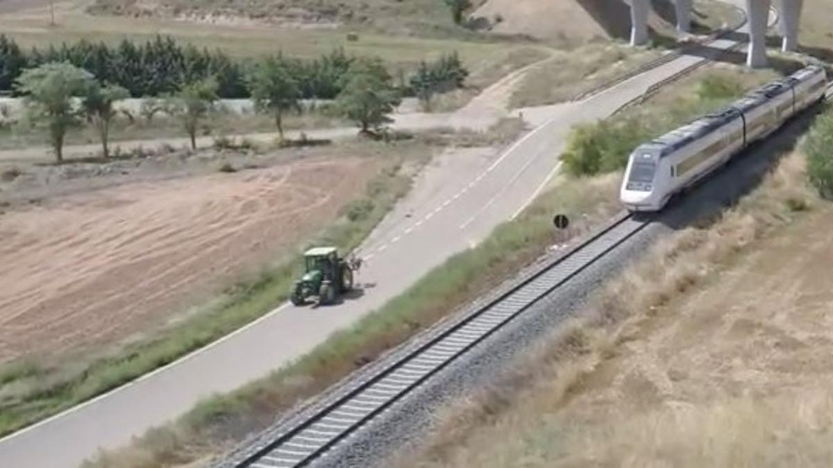 Un tractor y un tren, frente a frente