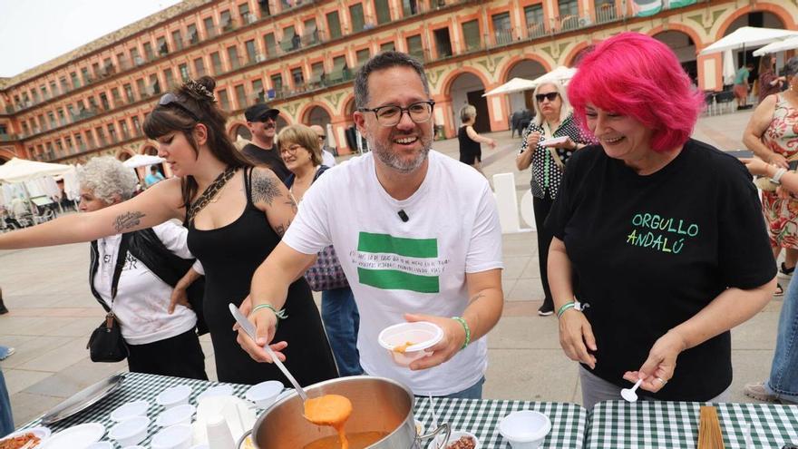 Adelante Andalucía sirve pisto y salmorejo en La Corredera de Córdoba para reivindicar comedores escolares públicos