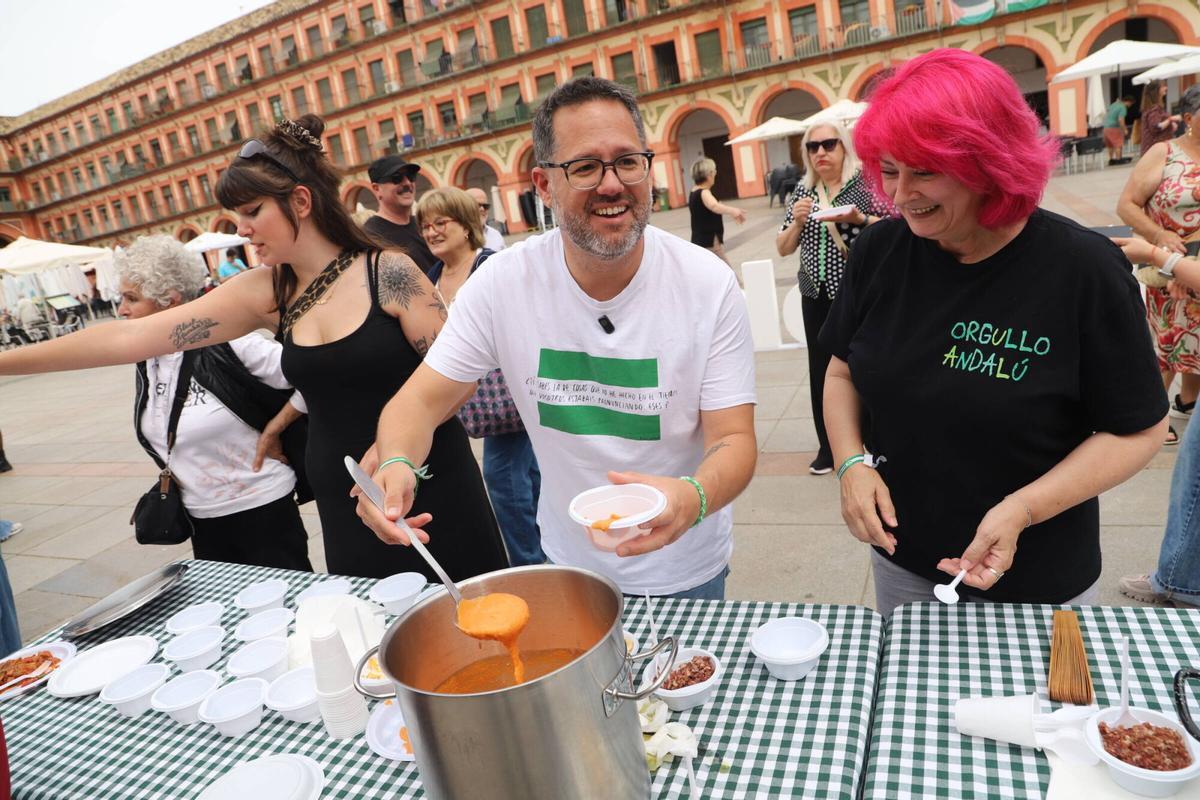José Ignacio García (c) y Mariví Serrano (d) sirven comida este sábado en La Corredera.