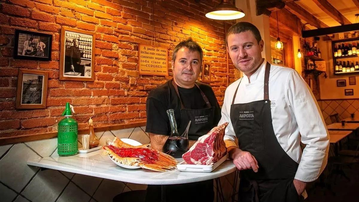 Josep Barragán y el cocinero Txema Martínez, ante un porrón y algunas viandas en la Bodega Amposta.