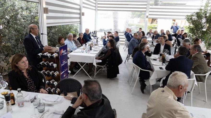 José Gómez, del restaurante Racó del Pla, habló en nombre del sector de la restauración de la provincia y expresó el agradecimiento que tienen a Pomata. | RAFA ARJONES