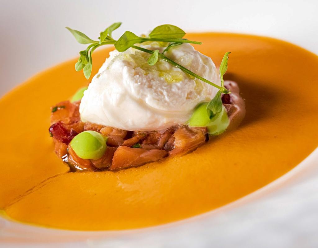 Cobo Estratos - Salmorejo especial: preparar un tartar de tomate con cerezas de las Caderechas encurtidas, coronar con una bola de burrata y añadir el salmorejo ligeramente picante. Decorar con hojas de pamplina y una emulsión de hierbas frescas.