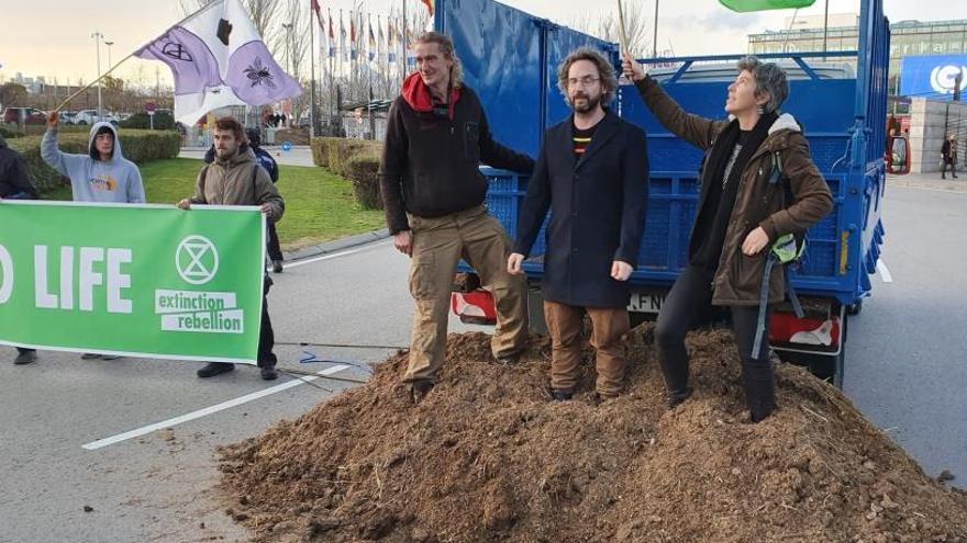 Activistas vuelcan un camión de estiércol en Ifema: &quot;Estamos en la mierda&quot;