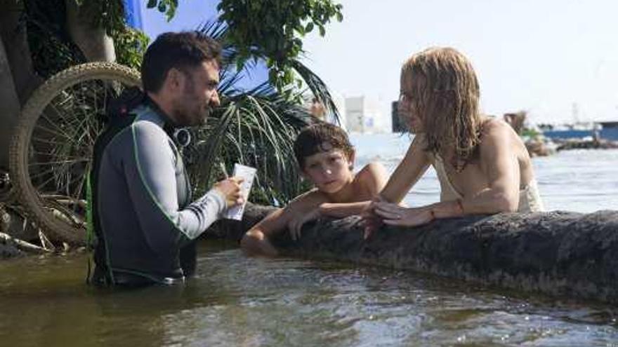 Juan Antonio Bayona y Naomi Watts, durante el rodaje en el tanque de agua de Ciudad de la Luz.