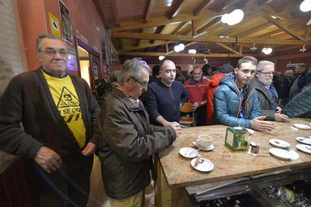 Los trabajadores de Alcoa de Asturias parten hacia Madrid a una manifestación contra el cierre de la fábrica