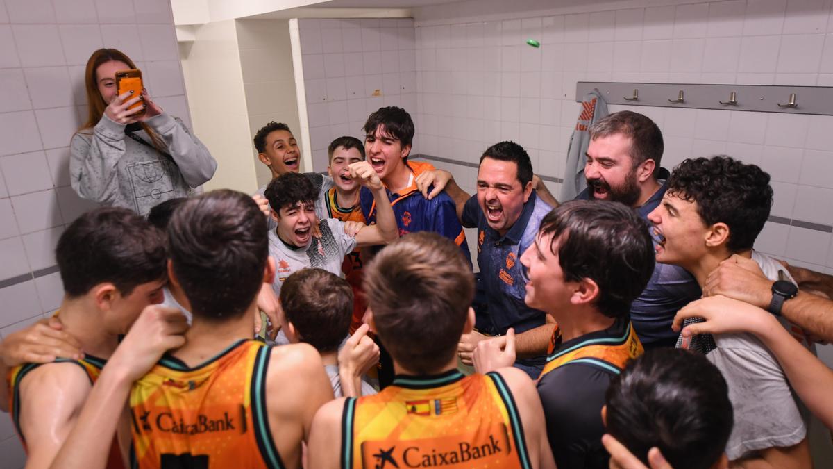 Los chicos del Valencia BC sub-14 festejan en el vestuario el pase a la fase final de la Minicopa