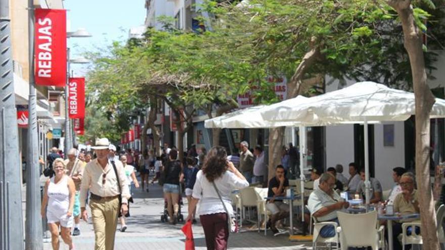 Zona comercial abierta en la calle Real de Arrecife.