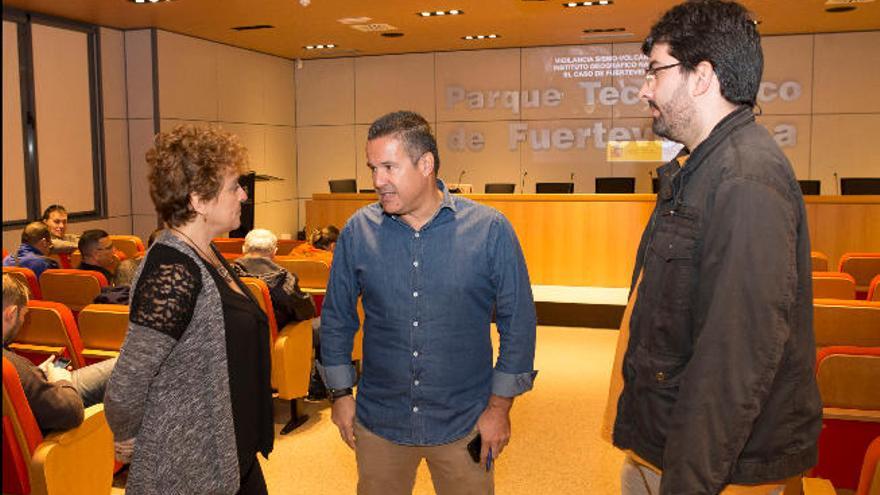 María José Blanco dialoga con Fran Torres (c), ayer en la capital.