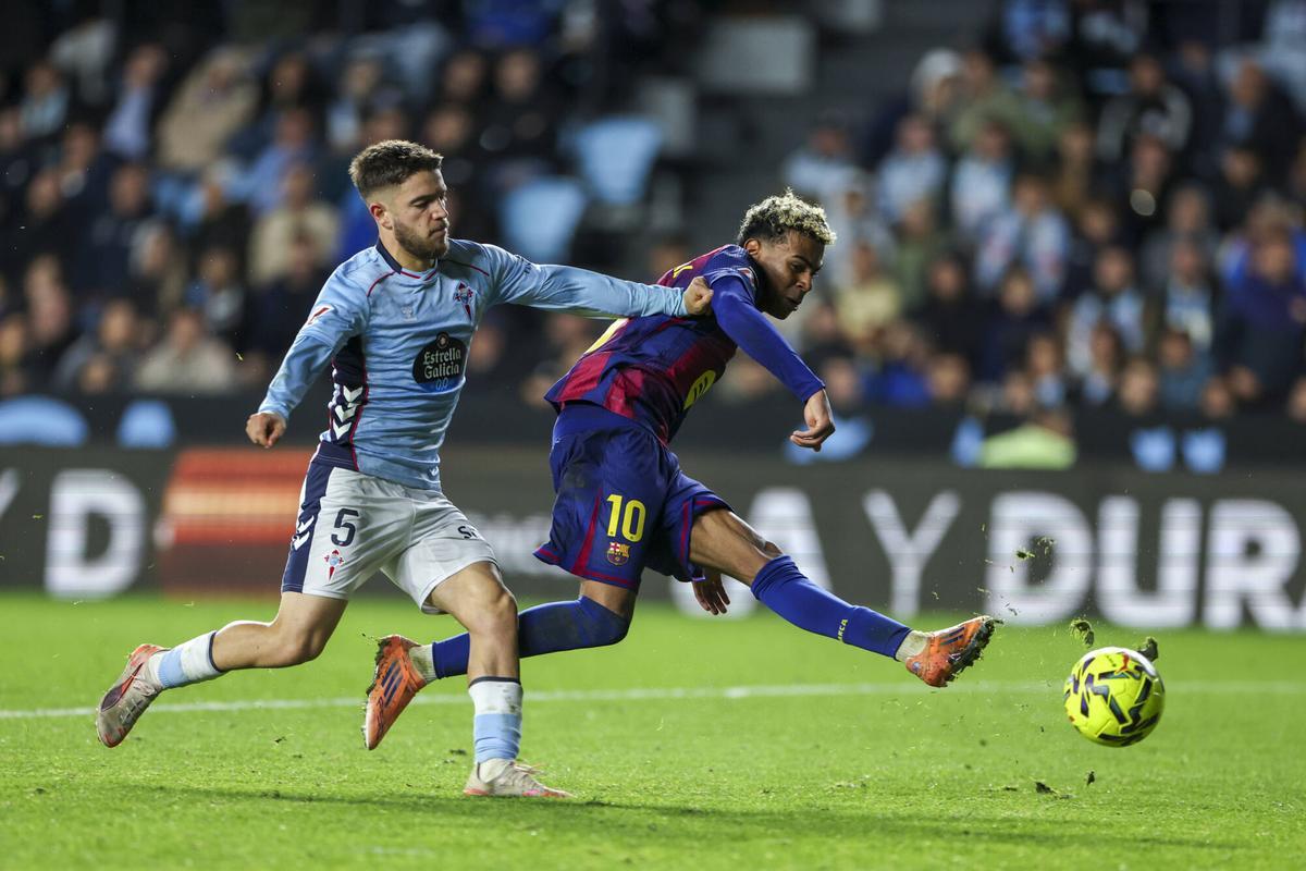 Lamine chuta a puerta ante el Celta de Vigo