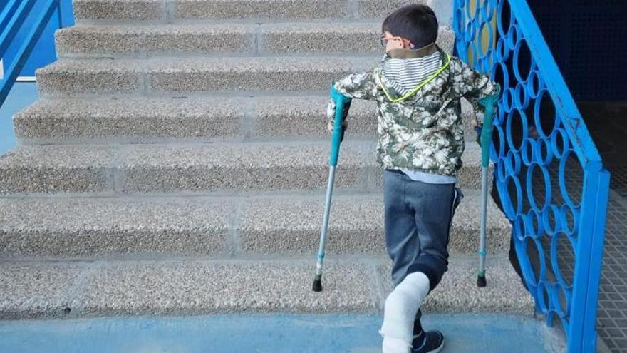 Los niños con movilidad reducida tienen que subir por las escaleras porque no hay ascensor.