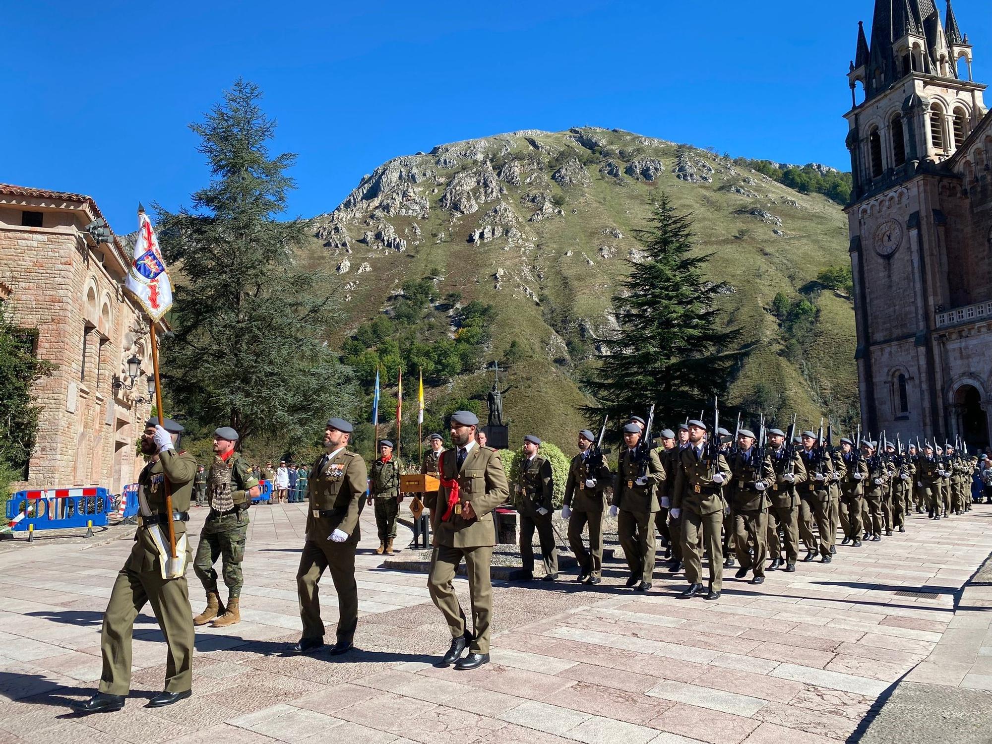 Multitudinaria jura de bandera en Covadonga, con imágenes para la historia en el real sitio