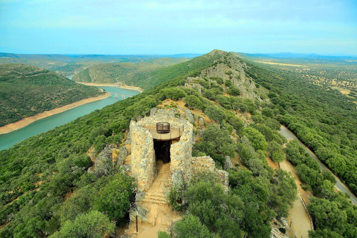 Vista aérea de las ruinas del castillo de Monfragüe