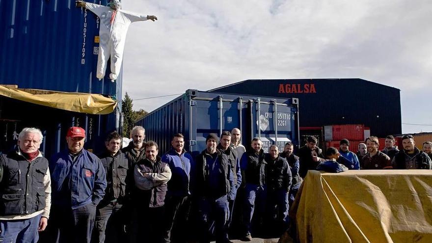 Trabajadores de Agalsa, ayer, en las instalaciones de la empresa.