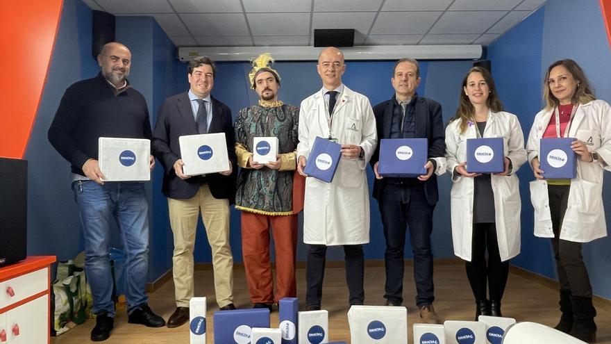 Emacsa reparte regalos educativos entre los niños ingresados en el hospital Reina Sofía