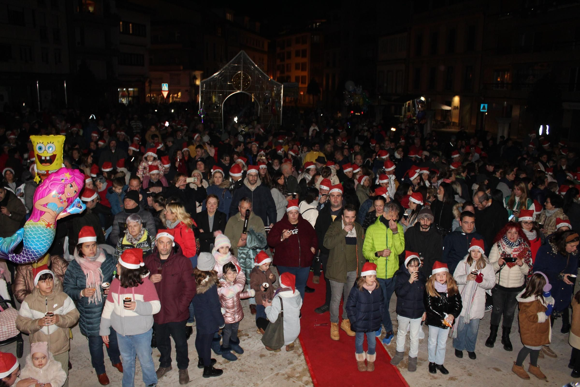 Villaviciosa 'descorcha' la Navidad con un brindis multitudinario
