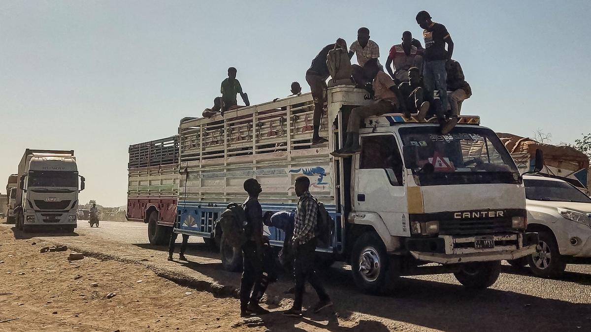 Ciudadanos de Sudán desplazados por el conflicto que vive el país huyen hacia el este, este viernes.