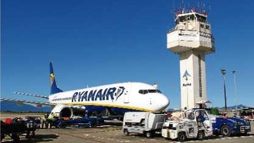 Un avió de Ryanair a les instal·lacions de Vilobí d&#039;Onyar.