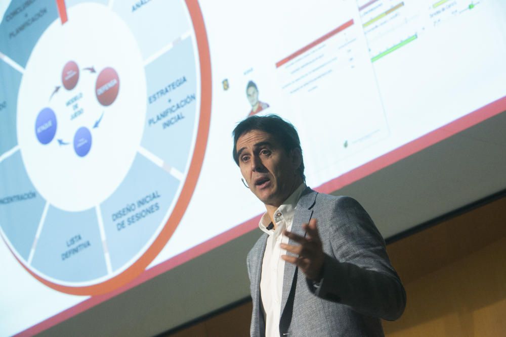 El seleccionador Julen Lopetegui en la Universidad de Alicante.