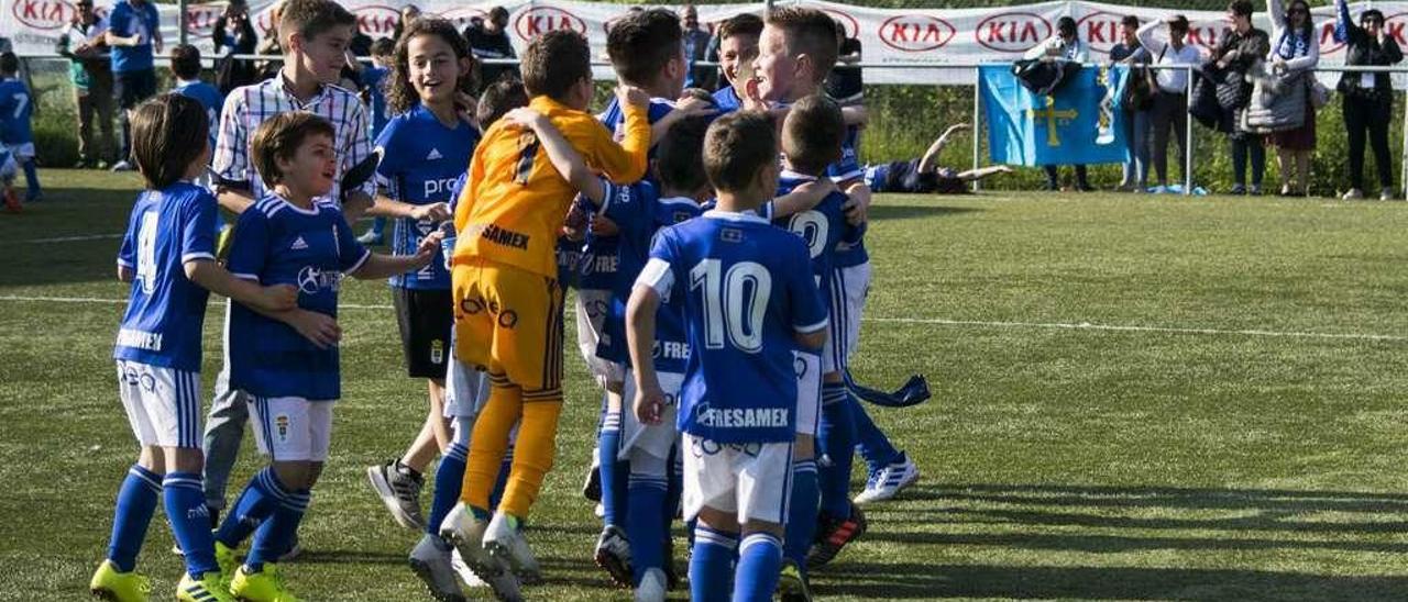 Los jugadores del Oviedo sub-8, único equipo asturiano vencedor de la Fase Oro de su categoría.