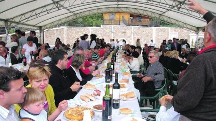 Numerosos vecinos participaron en la comida popular organizada en el pueblo.