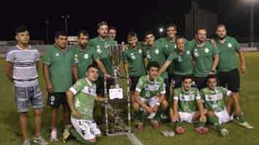 El Astorga posa con el trofeo que le acredita como campeón