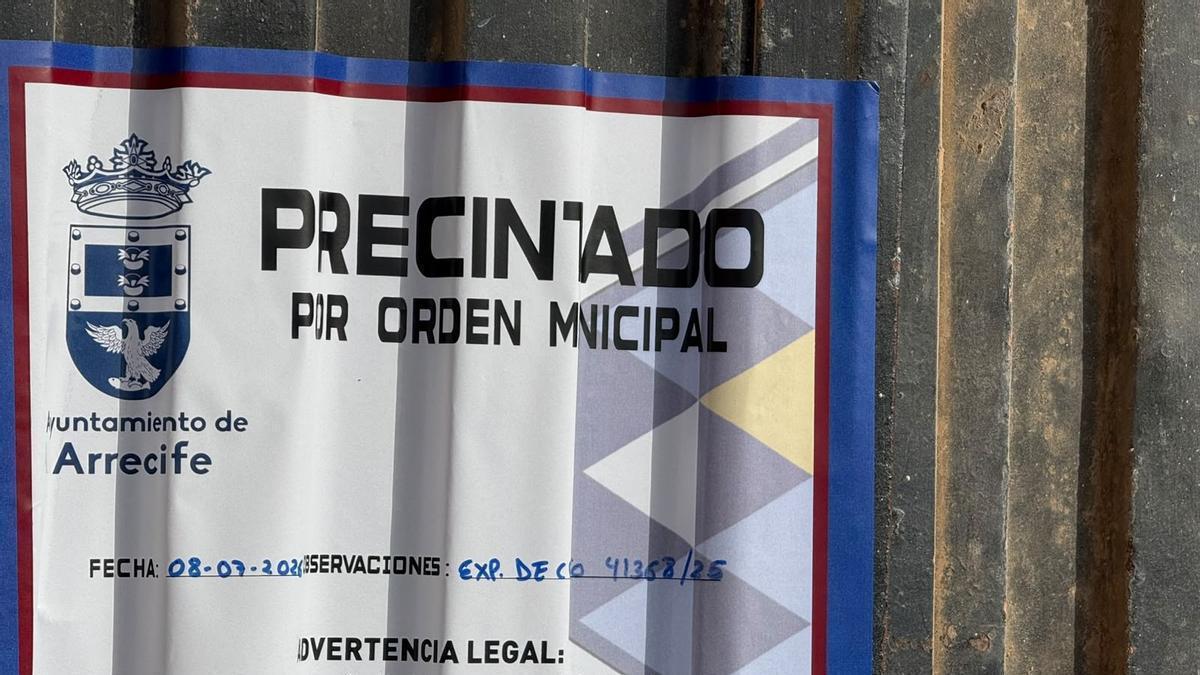 Precinto realizado este miércoles, 8 de julio, por agentes de la Policía Local de Arrecife en un taller de chapa y pintura en el barrio de Altavista que carecía de licencia