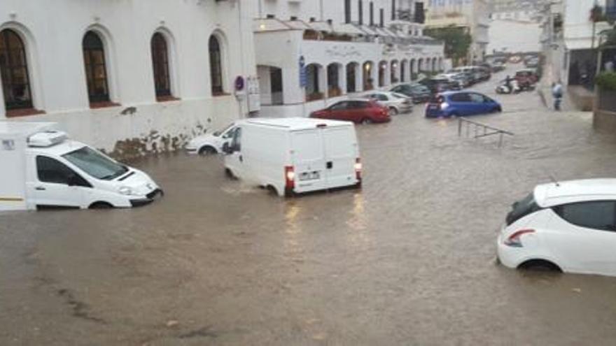 Una tromba d&#039;aigua col·lapsa la riera de Cadaqués i atrapa diversos cotxes a dins