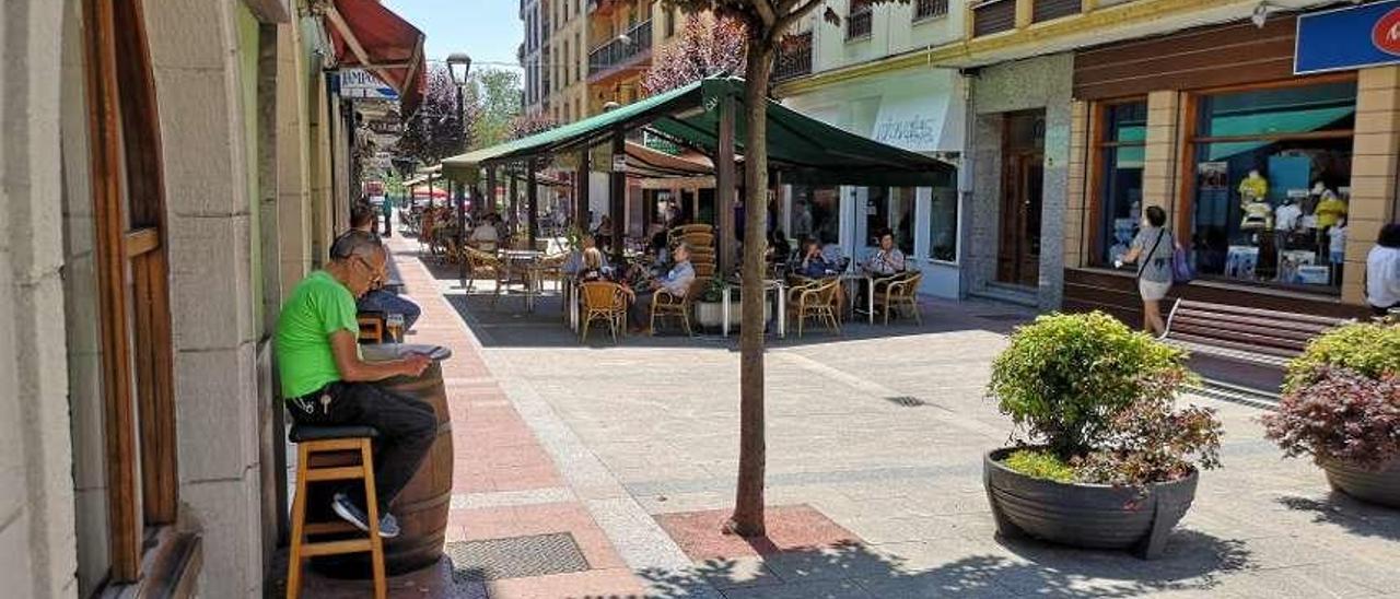 La calle Ramón del Valle, ayer, con usuarios en las terrazas de los bares.