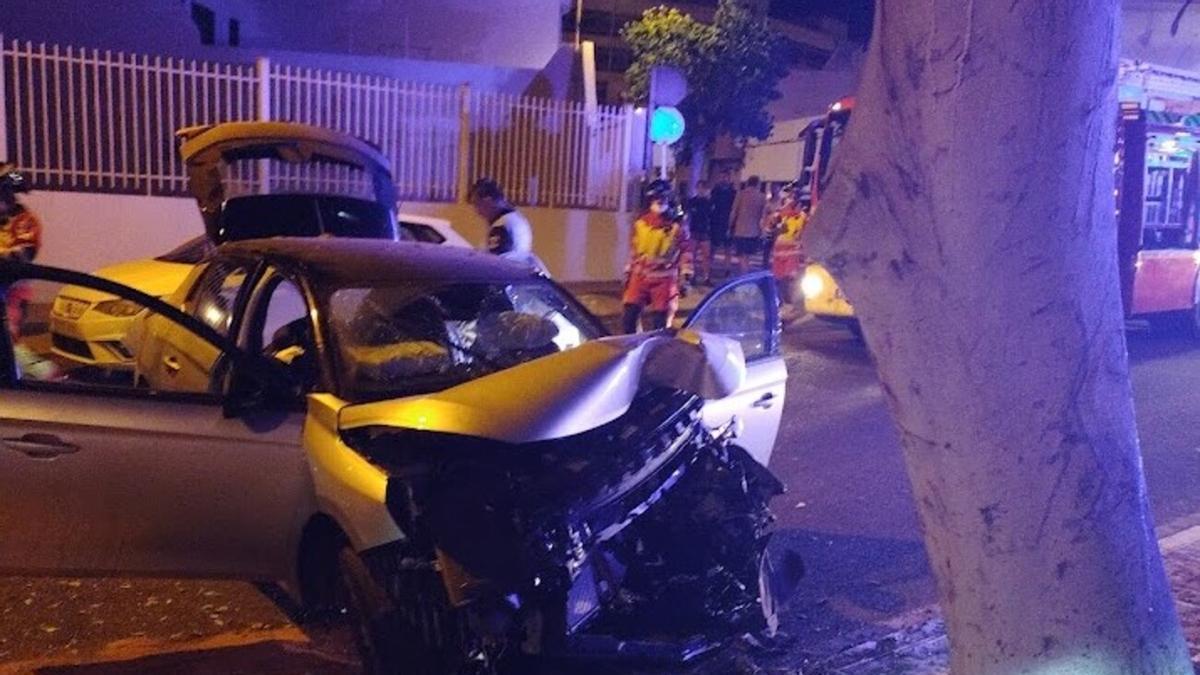 Estado en el que quedó el vehículo tras chocar contra un árbol de la Rambla Medular en Arrecife en la madrugada de este viernes.
