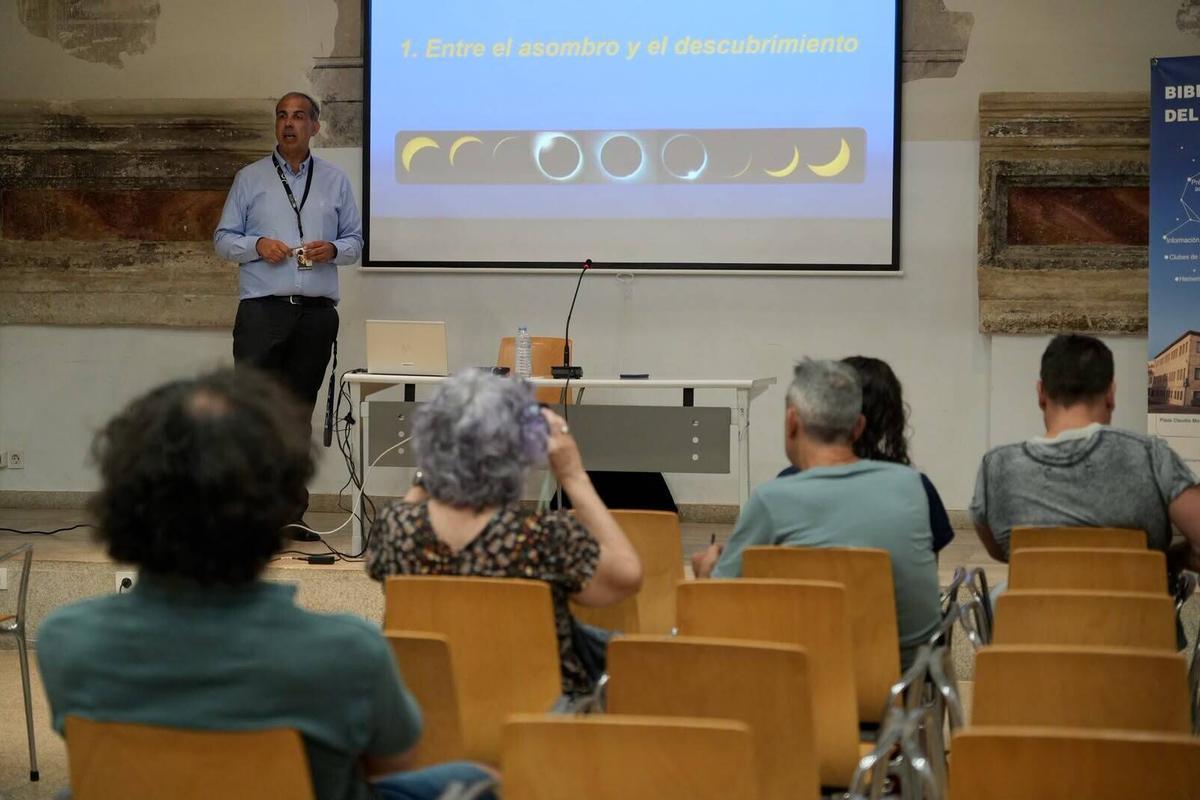 Juan Nolasco imparte en Zamora su conferencia “Eclipses a lo largo de la historia: miedo, mito y ciencia”.