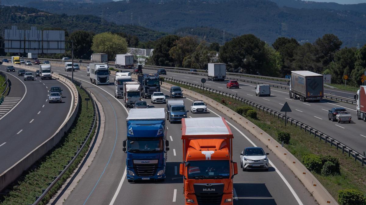 Tráfico durante la operación salida de Semana Santa, en la AP-7, a 17 de abril de 2025