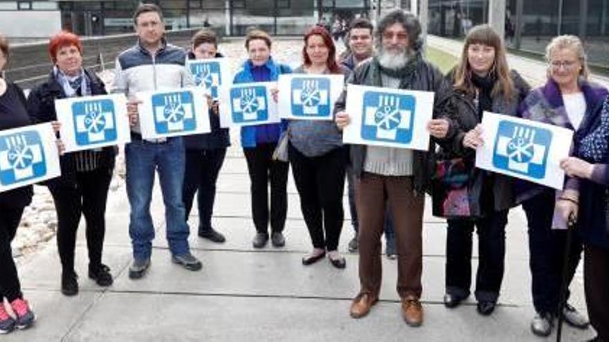 Alguns membres de Junts per la Sanitat davant l&#039;hospital.