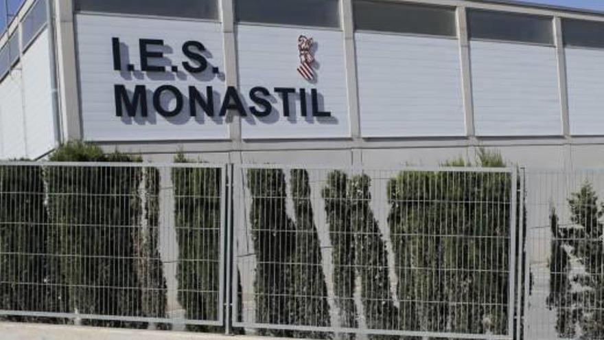 Un trámite administrativo atrasa las obras de mejora de  la seguridad en el IES Monastil