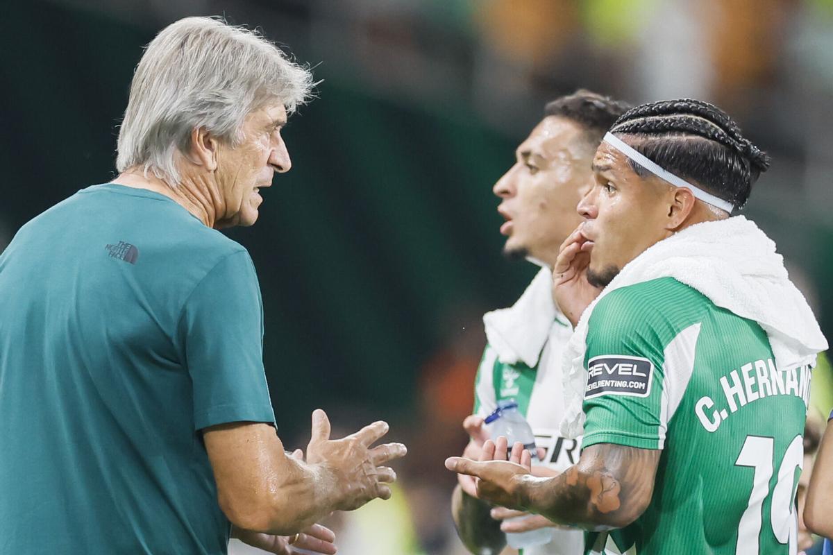 Manuel Pellegrini da instrucciones a Cucho y Antony durante el partido de la jornada 5 de LaLiga entre Betis y Real Sociedad en La Cartuja