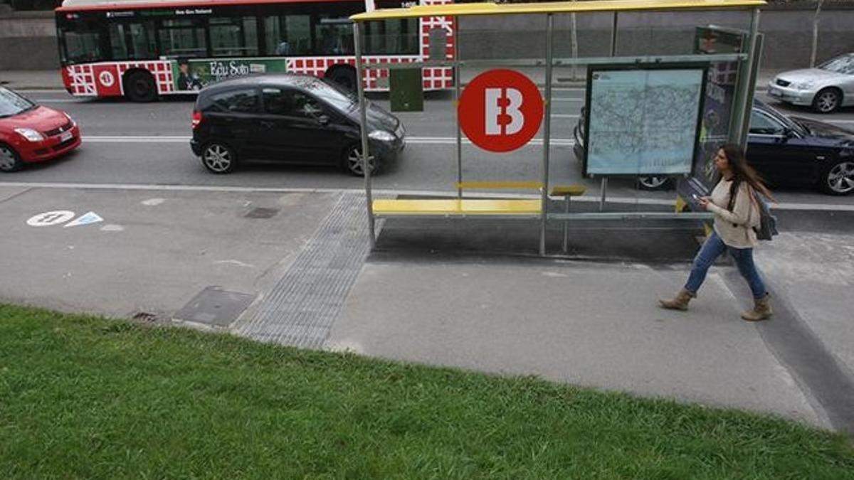 Un bus de la V7, que une la plaza de Espanya y Sarrià, en el paseo de Sant Joan Bosco cerca de la plaza de Prat de la Riba, el viernes.