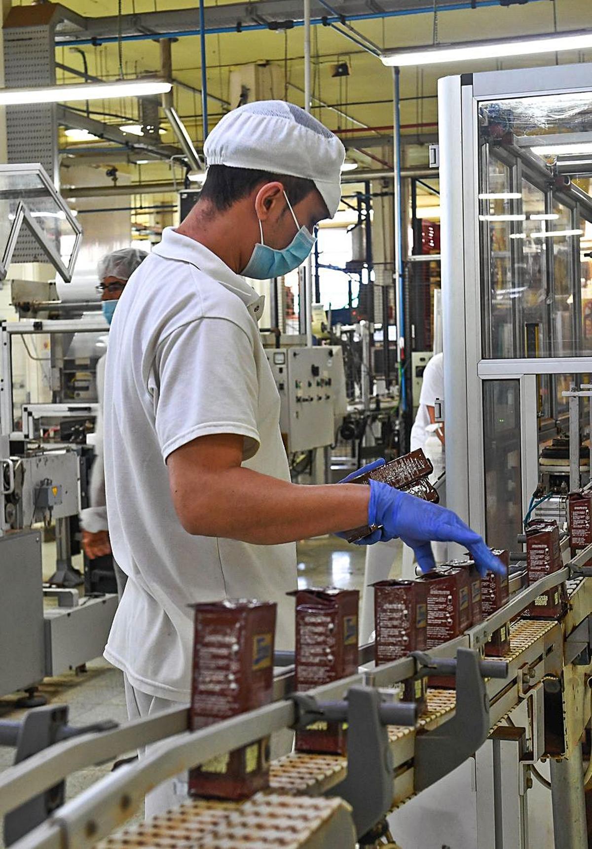 Un empleado de la fábrica de Tirma en la cadena de empaquetado. | |