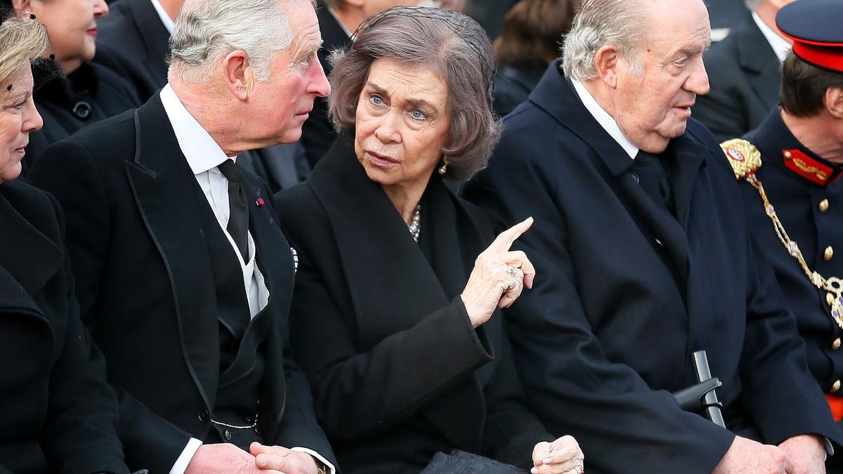Príncipe Carlos de Inglaterra. La reina emérita Sofía (c) junto al rey emérito Juan Carlos (d)conversa con el Príncipe Carlos de Inglaterra (i), durante el funeral de Estado del rey Miguel I de Rumanía en Bucarest