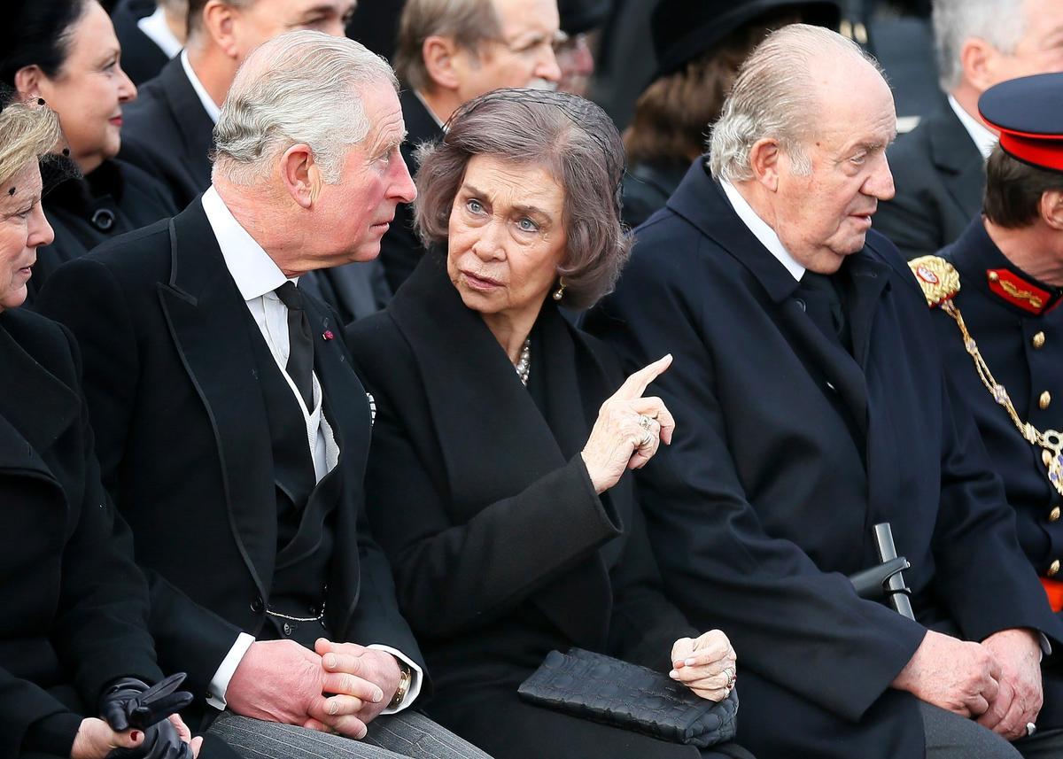 Príncipe Carlos de Inglaterra. La reina emérita Sofía (c) junto al rey emérito Juan Carlos (d)conversa con el Príncipe Carlos de Inglaterra (i), durante el funeral de Estado del rey Miguel I de Rumanía en Bucarest