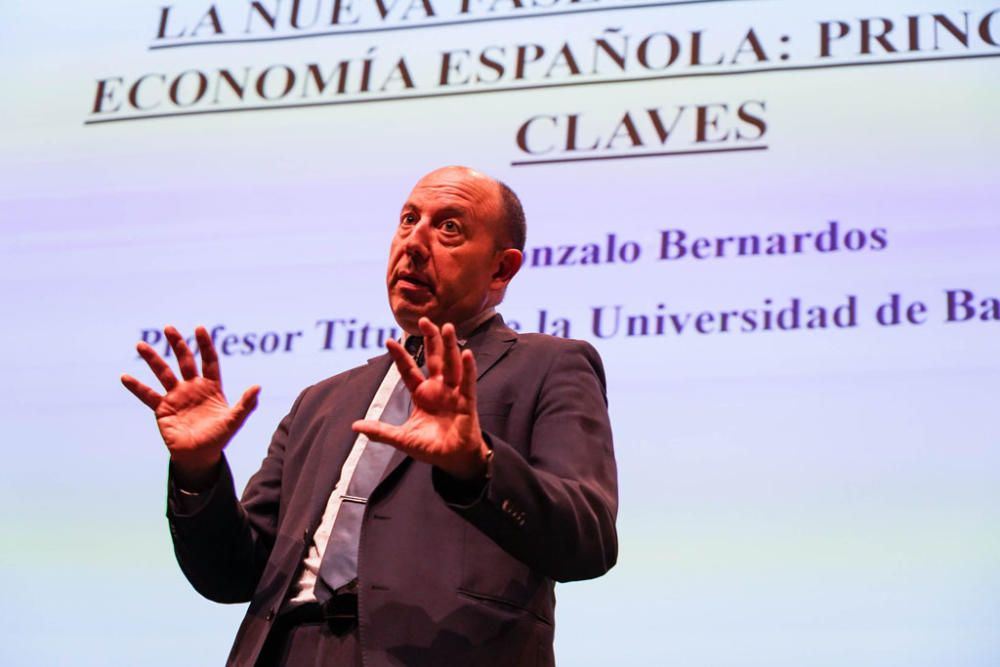 Un momento de la ponencia del economista Gonzalo Bernardos.