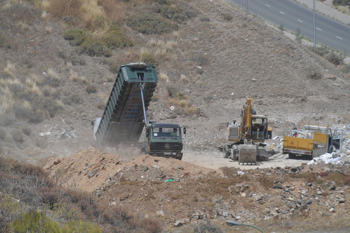 Retirada de la escombrera subida al Barrio de El Lasso