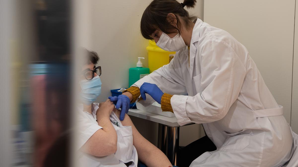 Una professional de l&#039;Hospital Clínic rep la tercera dosi de la vacuna contra la covid-19