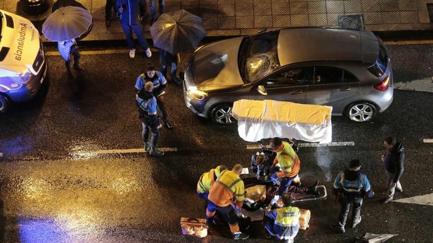 Detalle del accidente, con los sanitarios atendiendo al herido junto al vehículo involucrado.